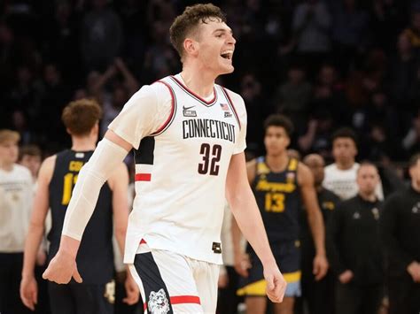 2024 Most Oustanding Player odds: Donovan Clingan, not Zach .